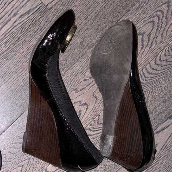 Tory Burch Logo Black Patent  Caroline Wedge Pumps - Picture 6 of 12